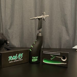 Tomb 45 compressor with razor blade